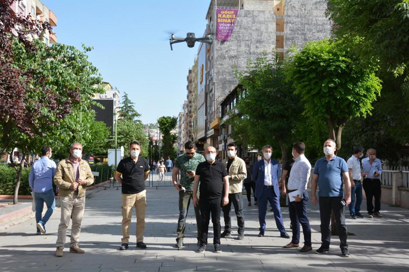 Siirt’te drone ile evde kalın çağrısı yapıldı Siirt’te drone ile evde kalın çağrısı yapıldı
